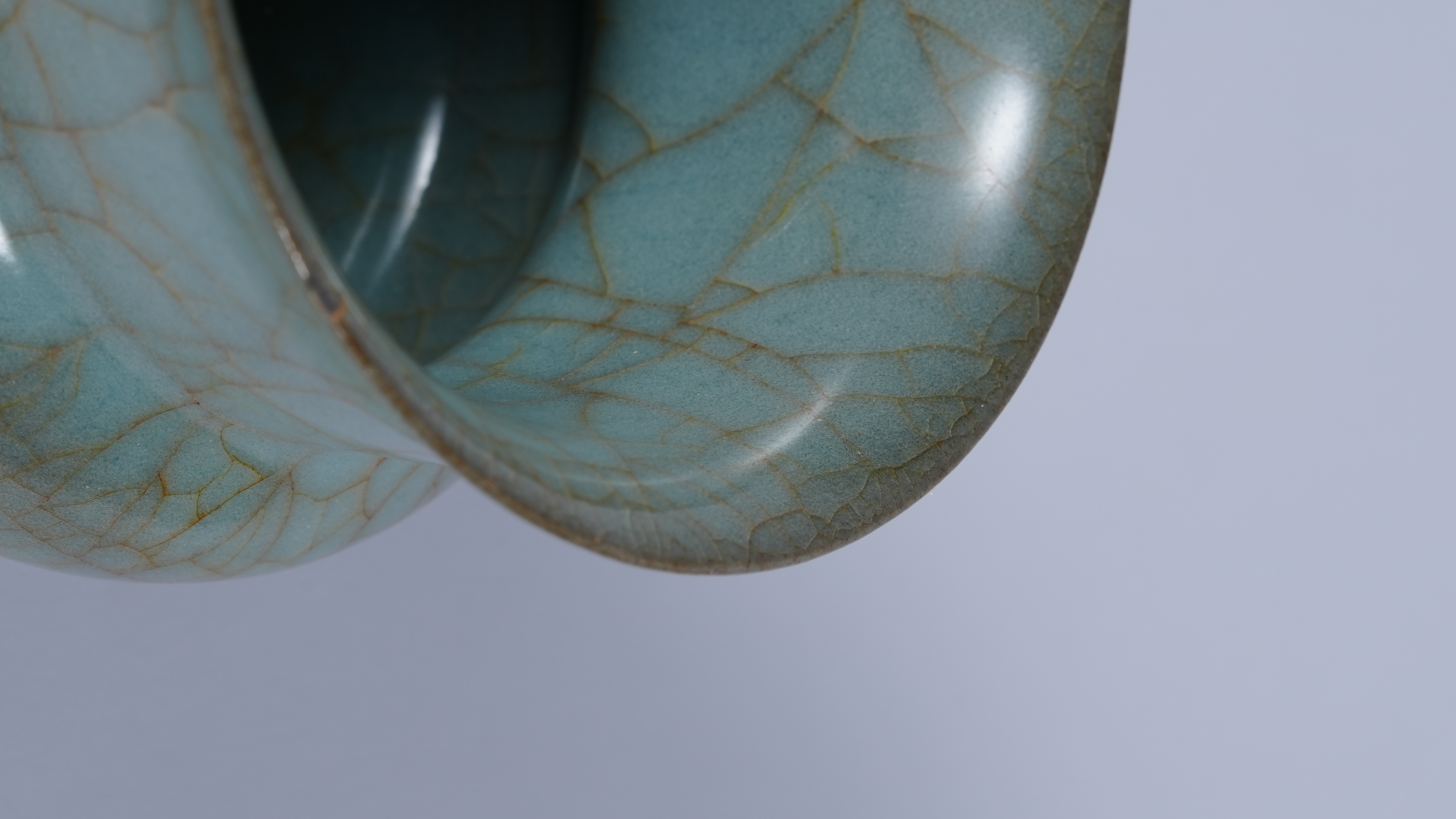 明清古董瓷器保养指南：让百年瑰宝延年益寿